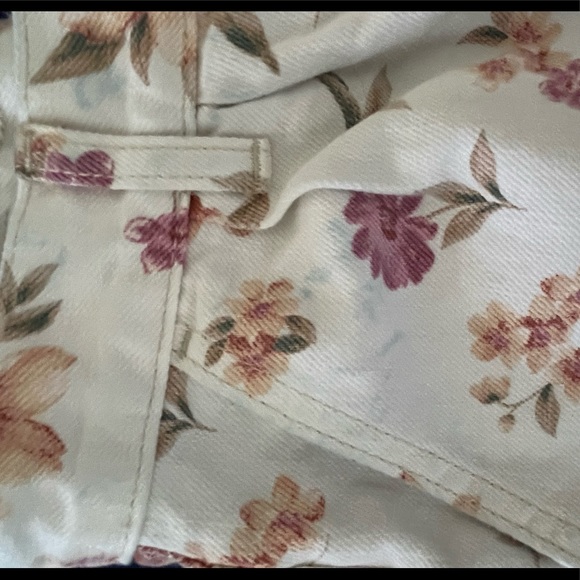 AE Floral Jean Shorts - Picture 4 of 6